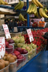 Kleurrijke kraam met vers fruit op een Griekse markt